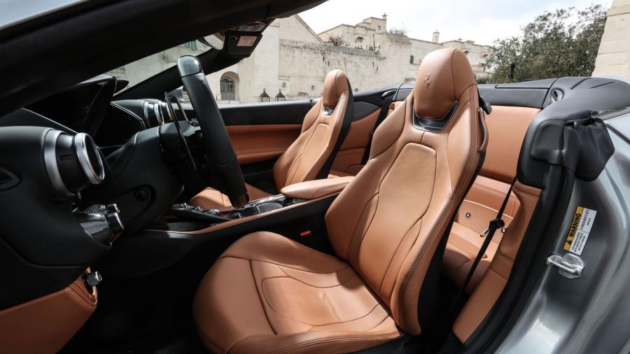 Интерьер Ferrari Portofino 2017 года  (фото 33 из 115)